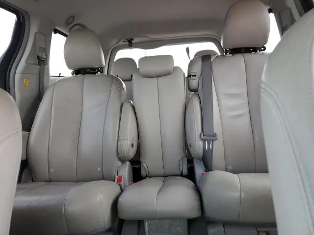 2013 TOYOTA SIENNA LE  