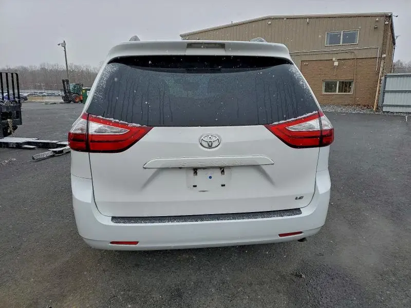 2017 TOYOTA SIENNA LE  