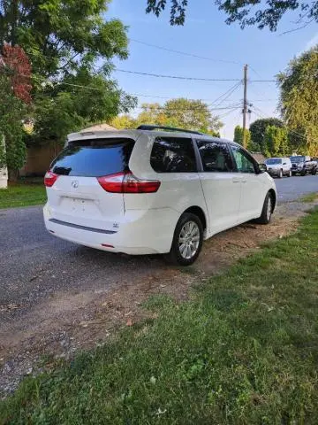 2017 TOYOTA SIENNA LE  