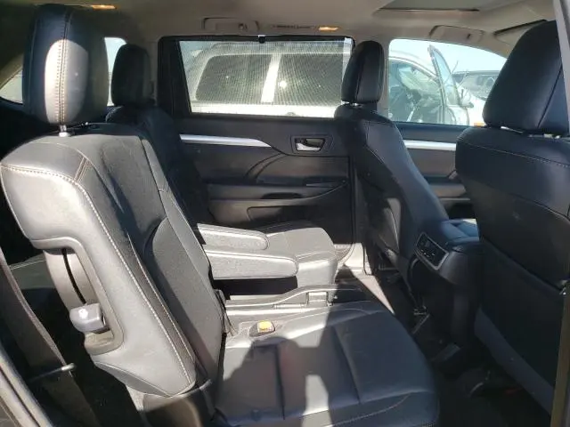 2017 TOYOTA HIGHLANDER SE