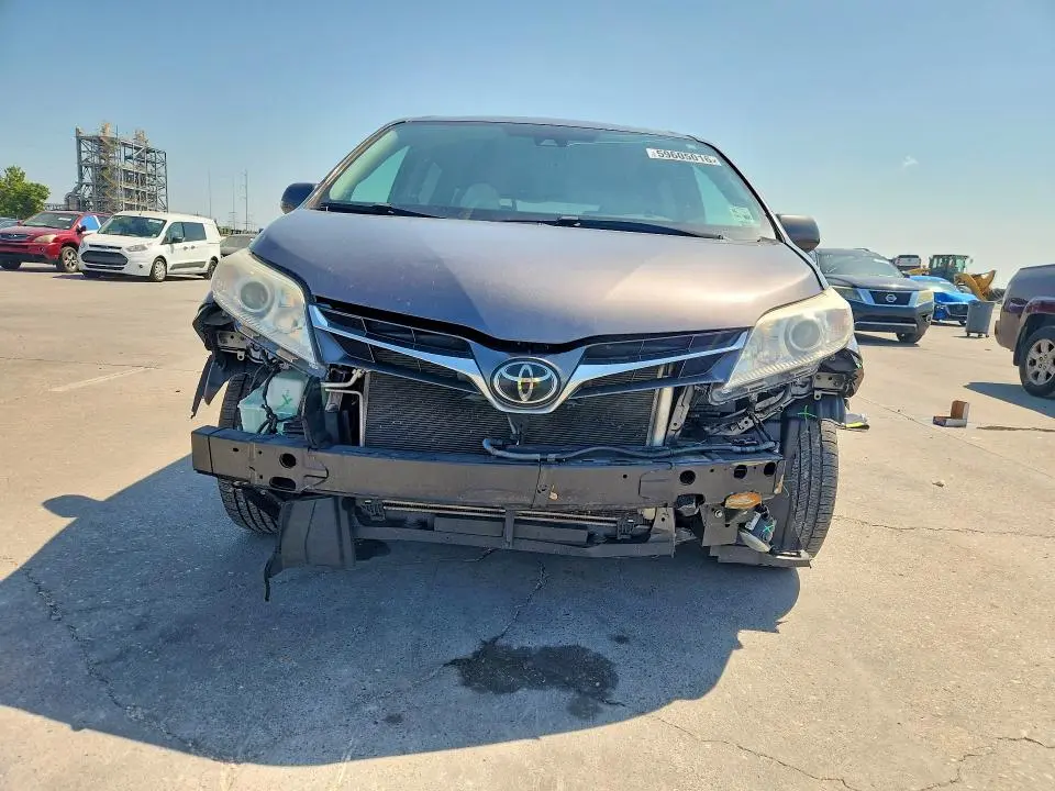 2019 TOYOTA SIENNA XLE 8-PASSENGER  