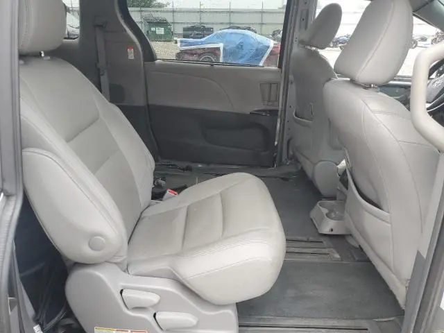 2019 TOYOTA SIENNA XLE  