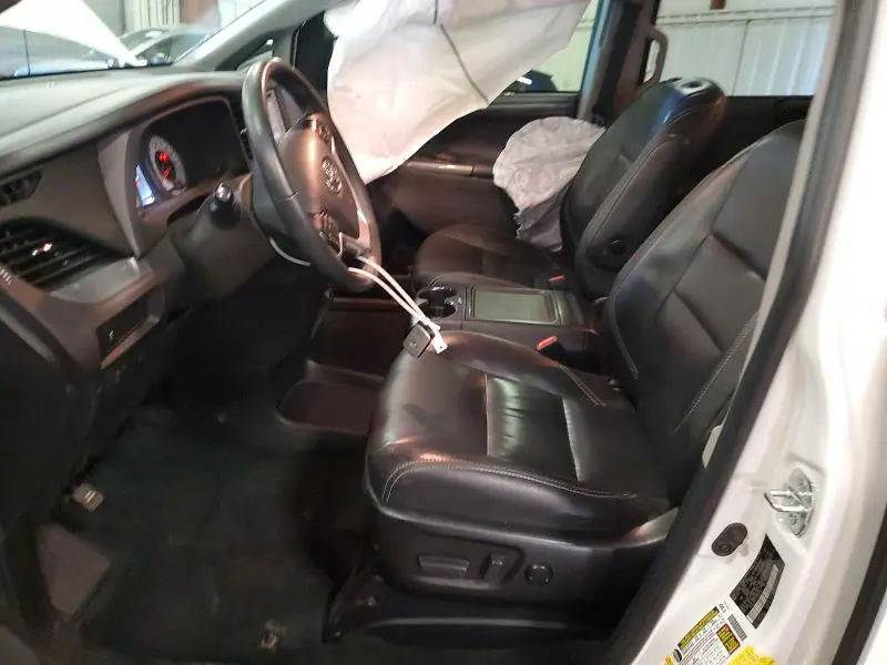 2018 TOYOTA SIENNA SE PREMIUM 8-PASSENGER  