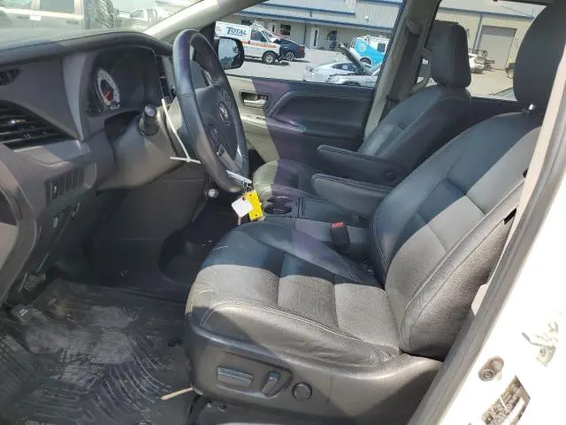 2017 TOYOTA SIENNA SE  