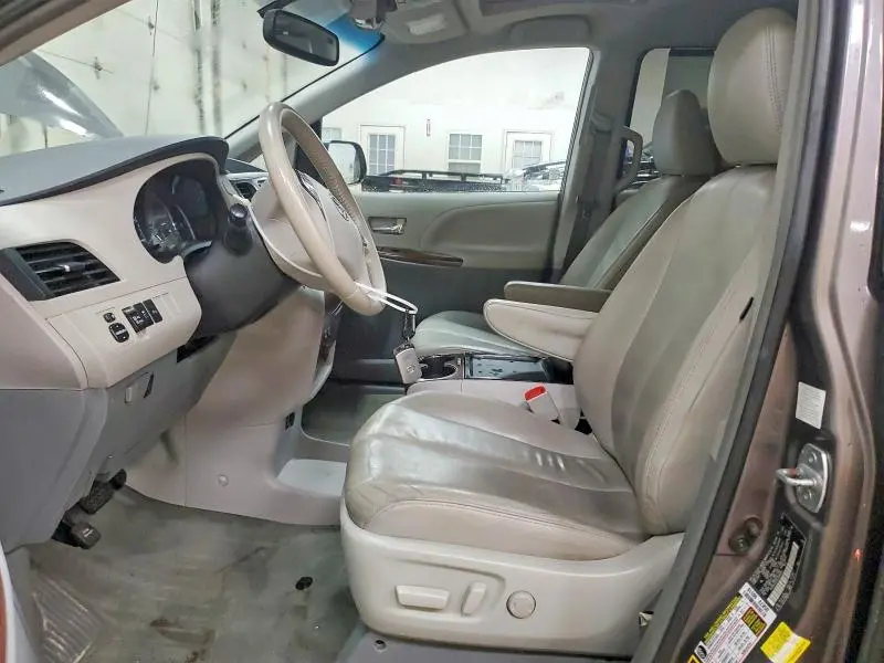 2014 TOYOTA SIENNA XLE 7-PASSENGER  