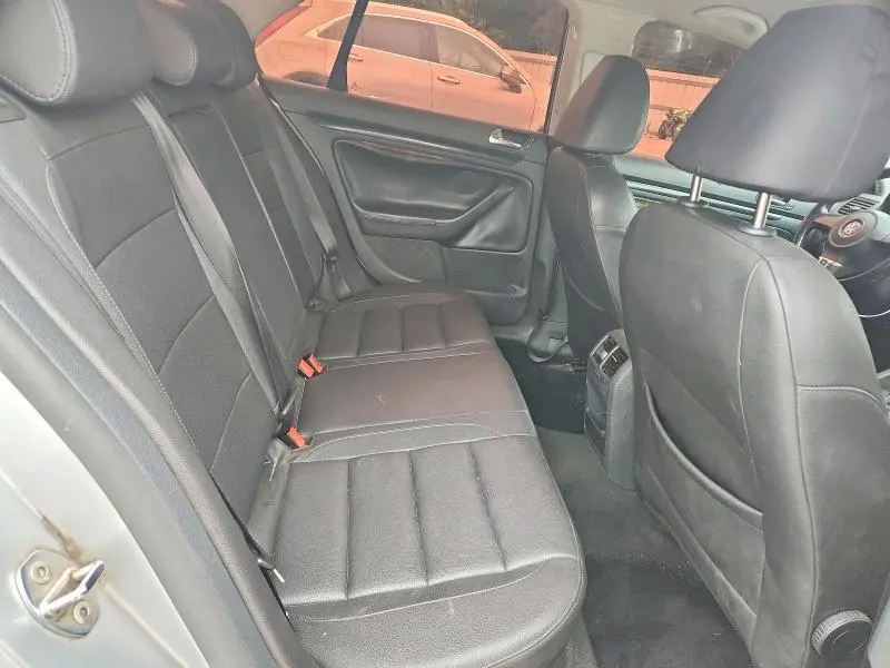 2010 VOLKSWAGEN JETTA SE  