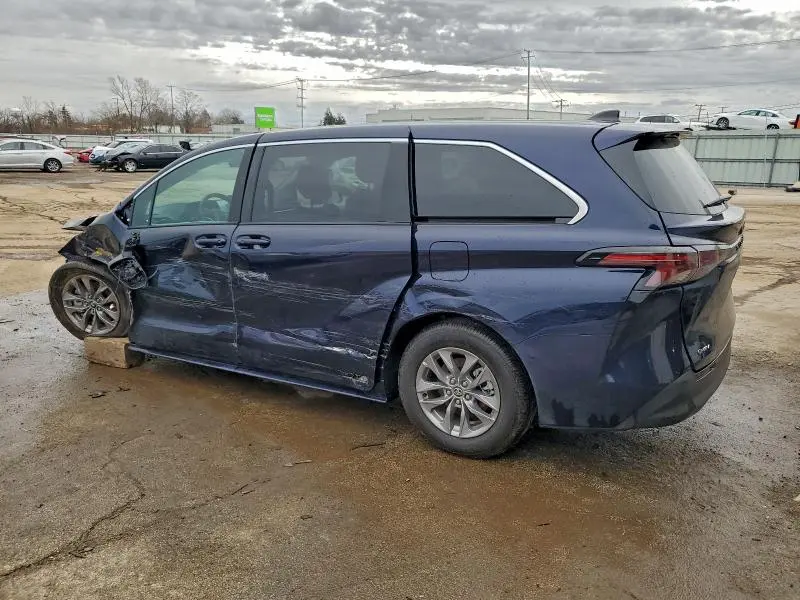 2025 TOYOTA SIENNA LE  