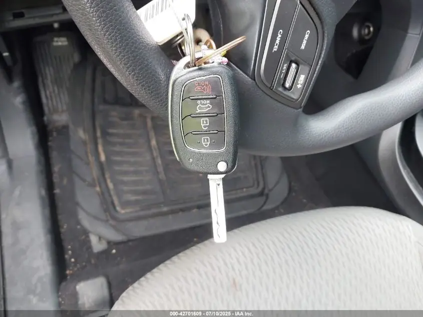 2017 HYUNDAI SANTA FE SE