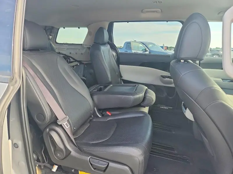 2023 KIA CARNIVAL SX  