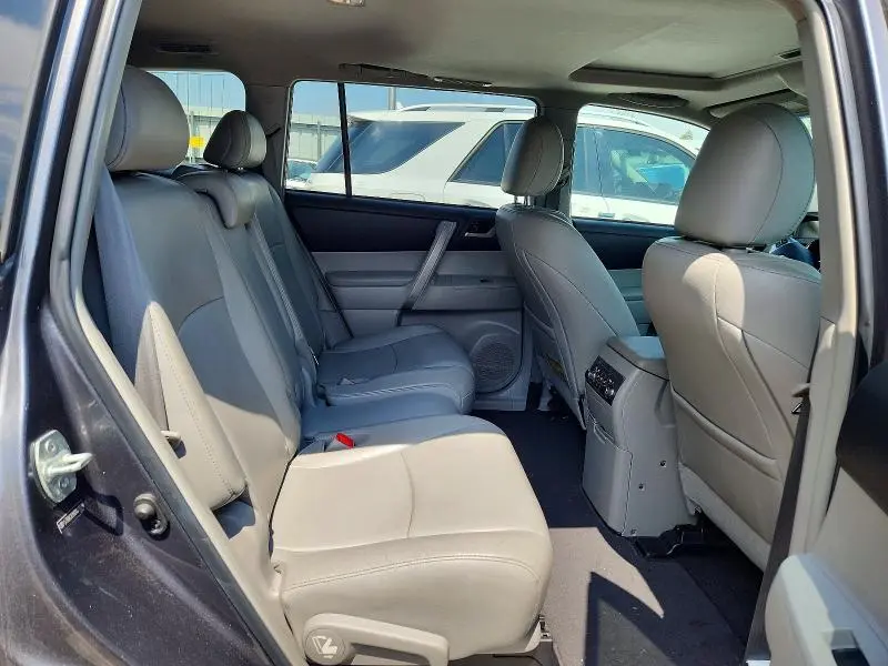 2013 TOYOTA HIGHLANDER SE  