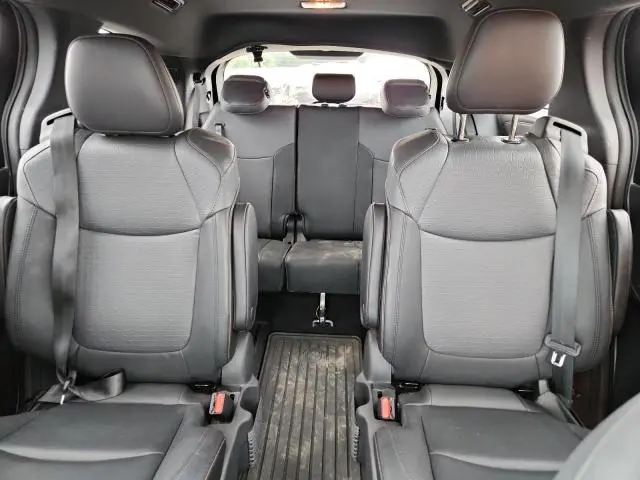 2022 TOYOTA SIENNA XLE  