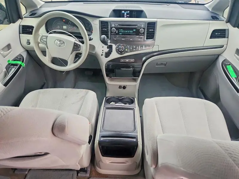 2013 TOYOTA SIENNA LE 8-PASSENGER  