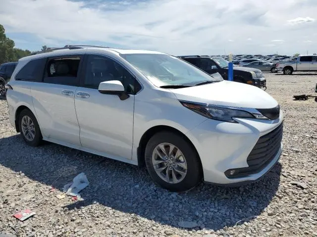 2025 TOYOTA SIENNA XLE  