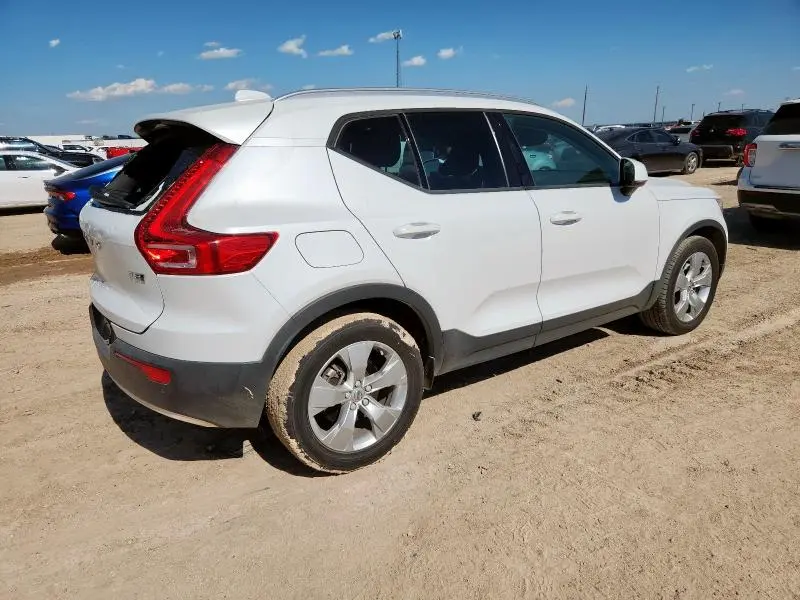 2021 VOLVO XC40 T5 MOMENTUM  
