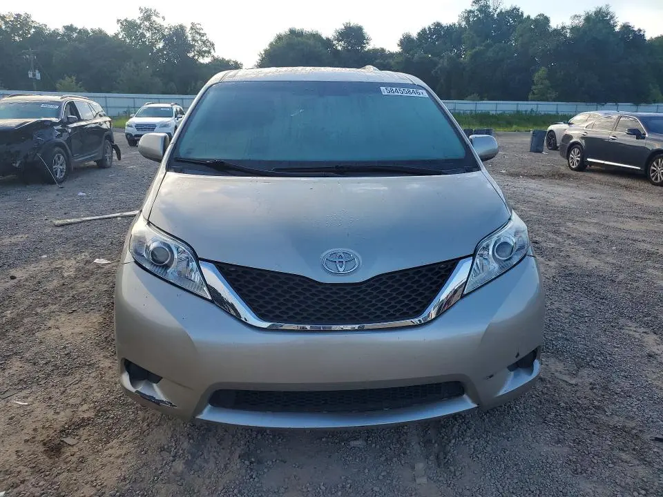 2017 TOYOTA SIENNA LE  