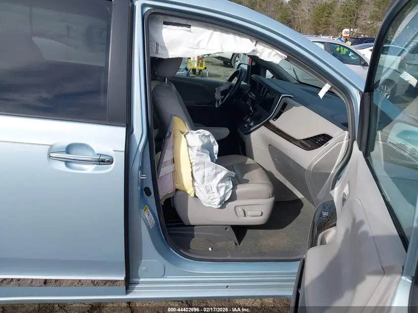 2015 TOYOTA SIENNA XLE 8 PASSENGER