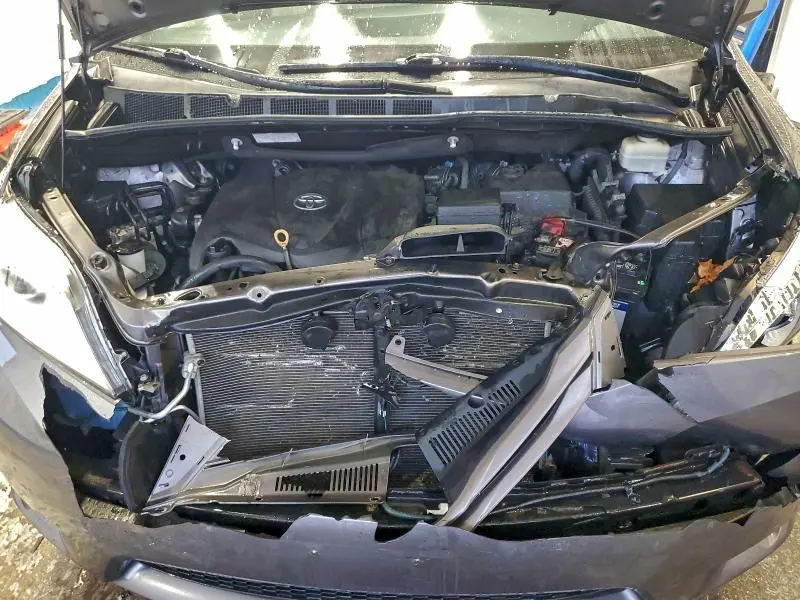 2017 TOYOTA SIENNA LE  