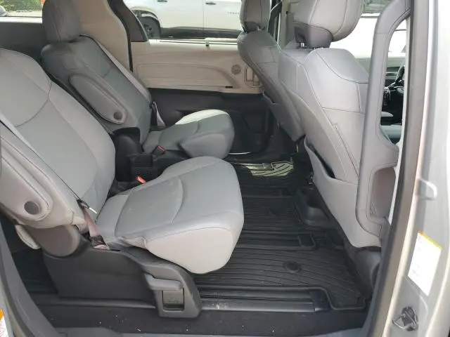 2024 TOYOTA SIENNA XLE  