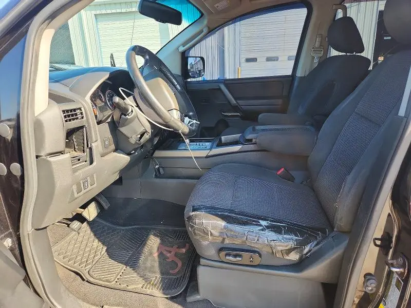 2010 NISSAN TITAN SE  