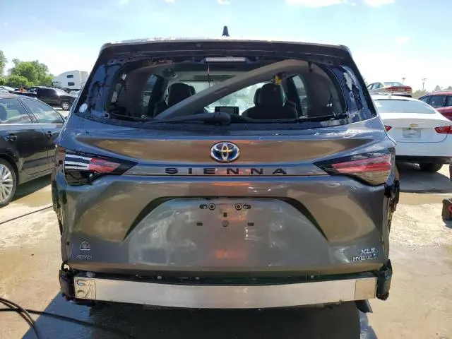 2021 TOYOTA SIENNA XLE  