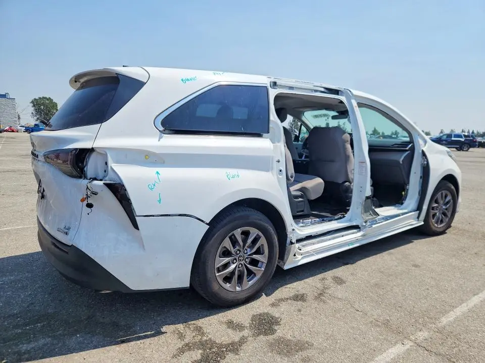 2023 TOYOTA SIENNA LE 8-PASSENGER  