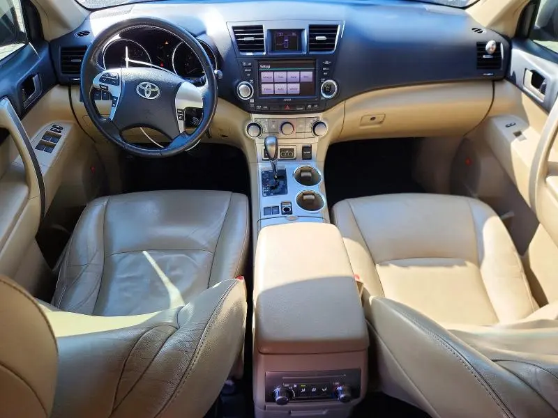 2011 TOYOTA HIGHLANDER SE  