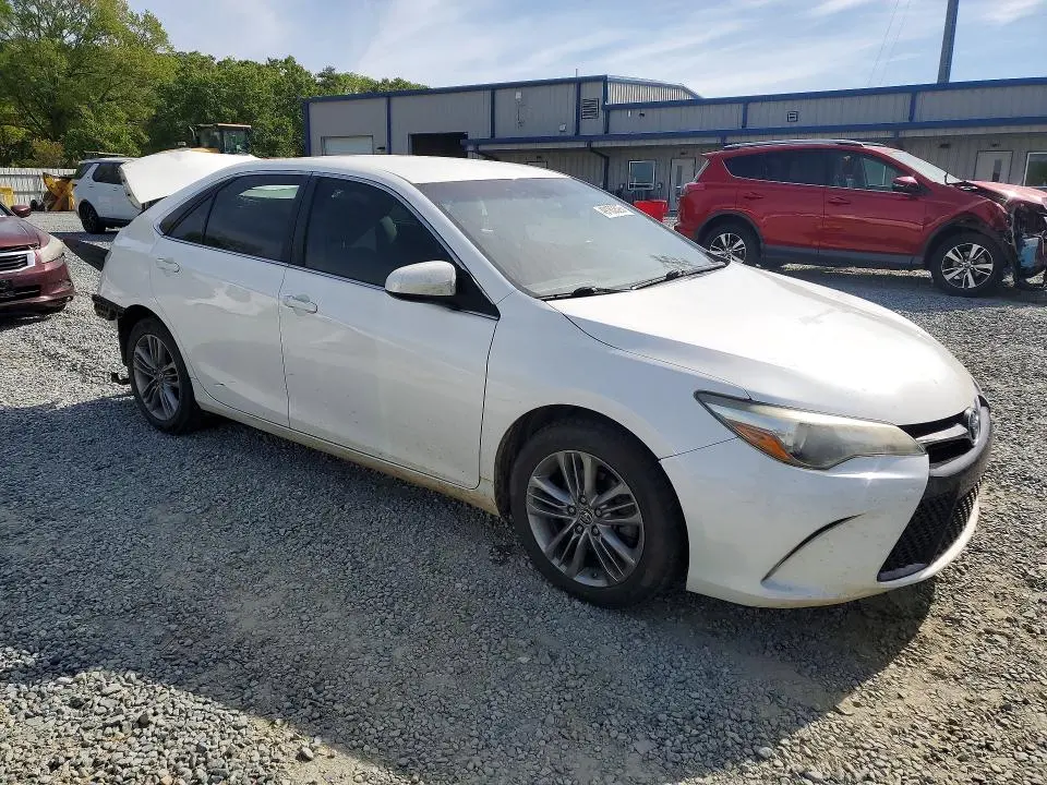 2015 TOYOTA CAMRY SE  