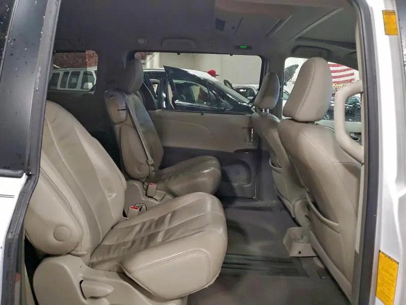 2013 TOYOTA SIENNA XLE  