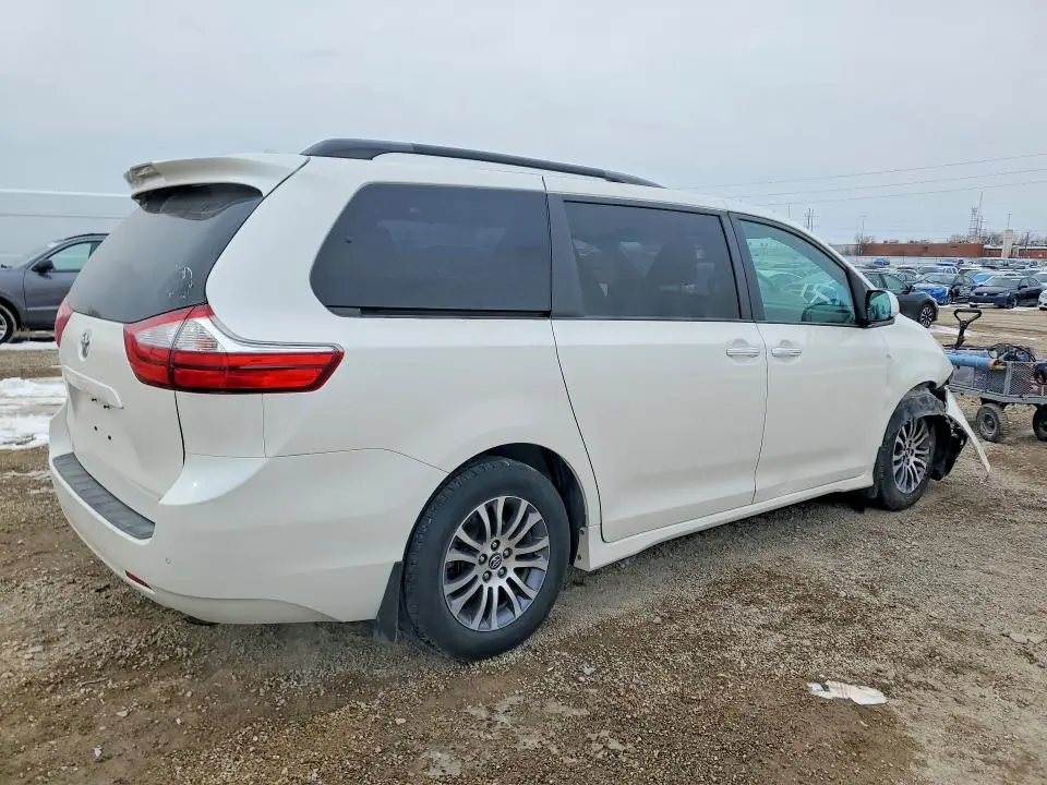 2019 TOYOTA SIENNA XLE 8-PASSENGER  