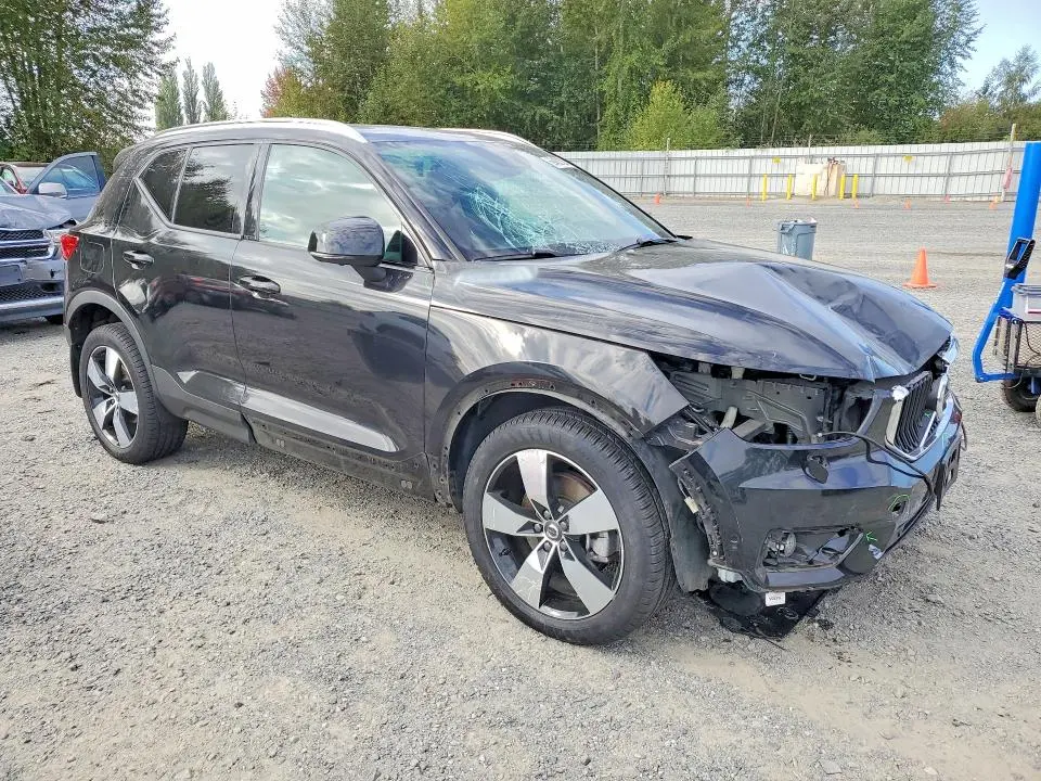 2019 VOLVO XC40 T5 MOMENTUM  