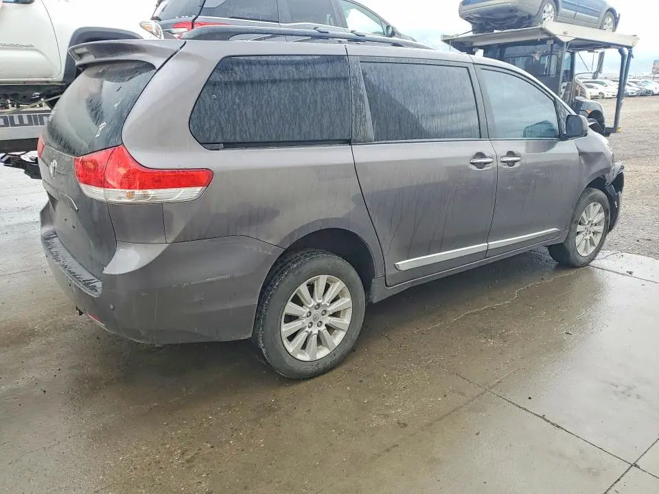 2014 TOYOTA SIENNA XLE 7-PASSENGER  