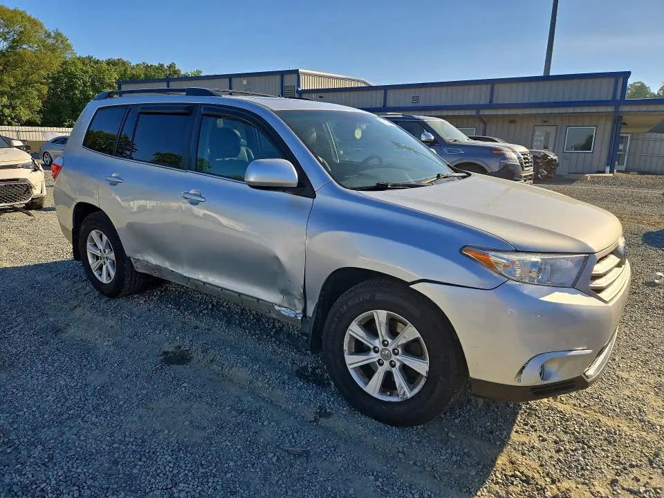 2011 TOYOTA HIGHLANDER SE  