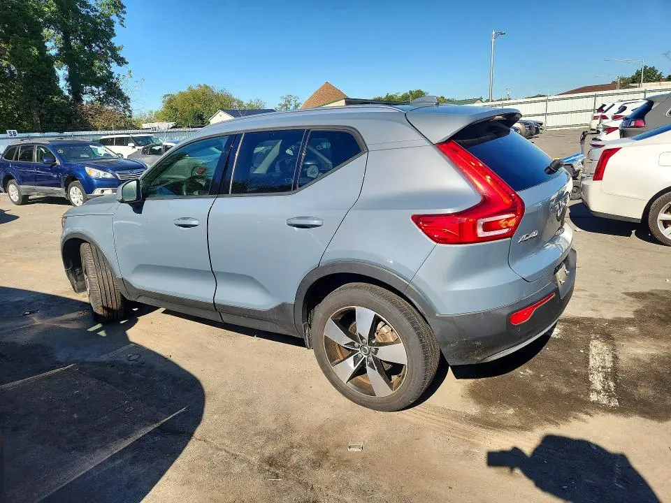 2020 VOLVO XC40 T5 MOMENTUM  