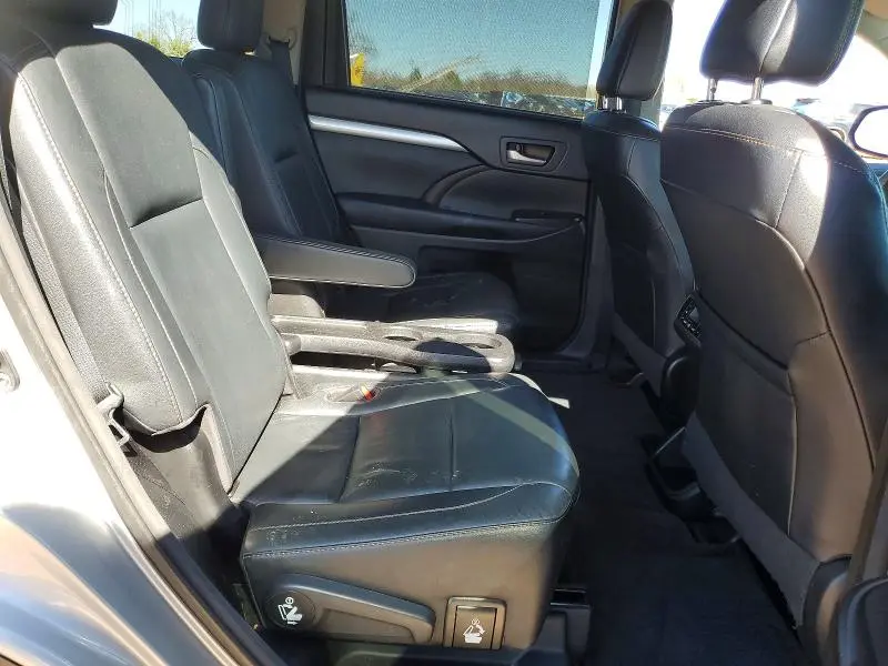 2017 TOYOTA HIGHLANDER SE  