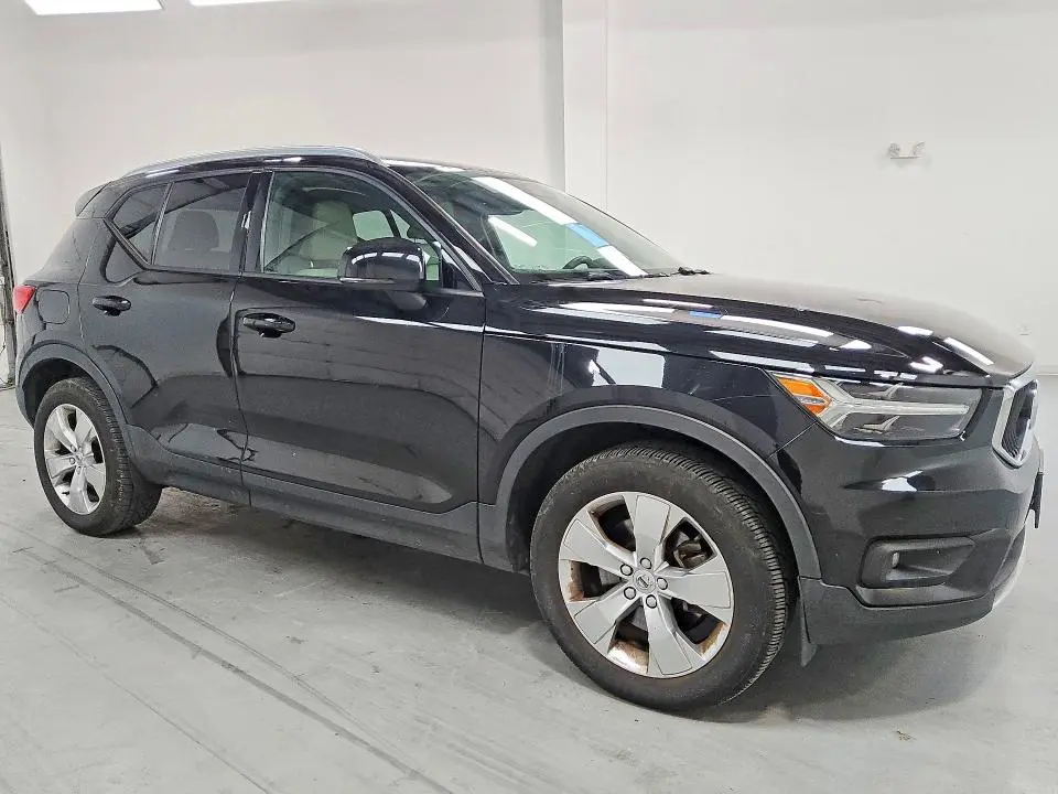 2022 VOLVO XC40 T5 MOMENTUM  