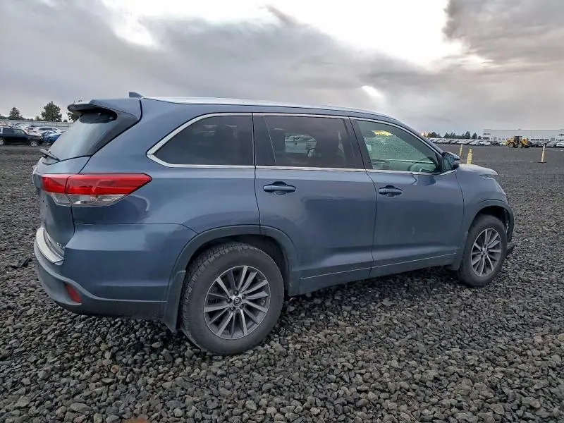 2017 TOYOTA HIGHLANDER SE  