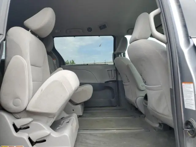 2017 TOYOTA SIENNA LE  