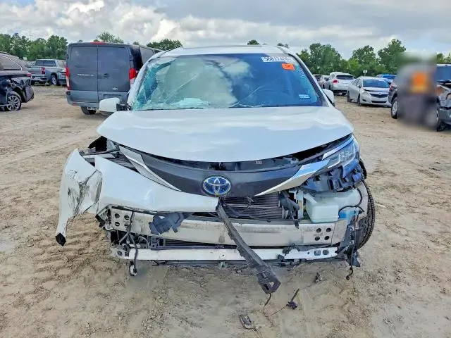 2022 TOYOTA SIENNA XLE  