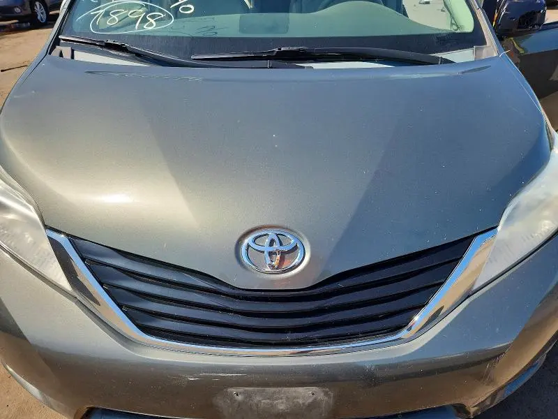 2012 TOYOTA SIENNA LE  