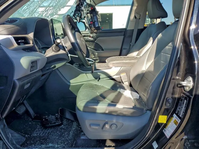 2022 TOYOTA HIGHLANDER XLE  