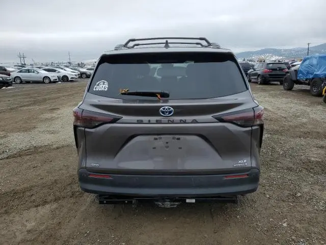 2024 TOYOTA SIENNA XLE  