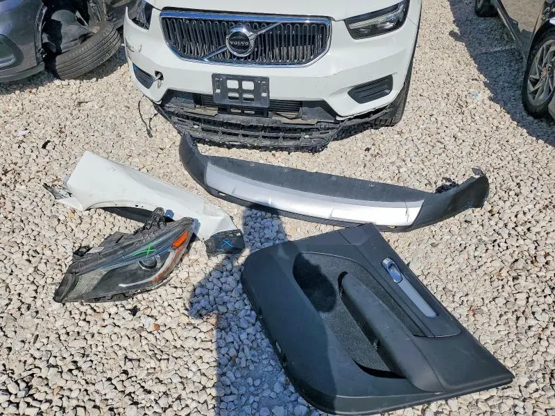 2019 VOLVO XC40 T5 MOMENTUM  