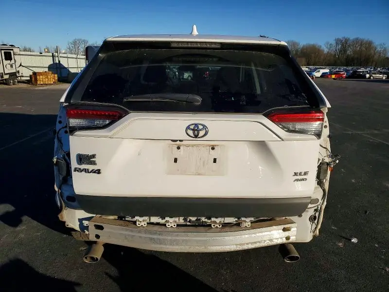 2022 TOYOTA RAV4 XLE  