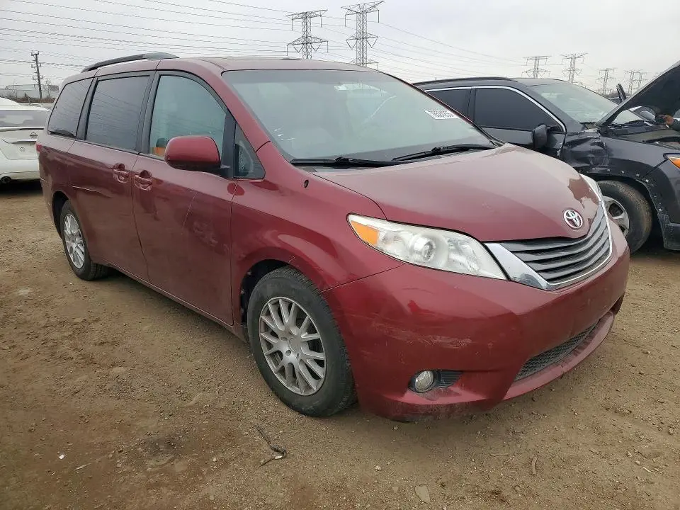 2013 TOYOTA SIENNA   