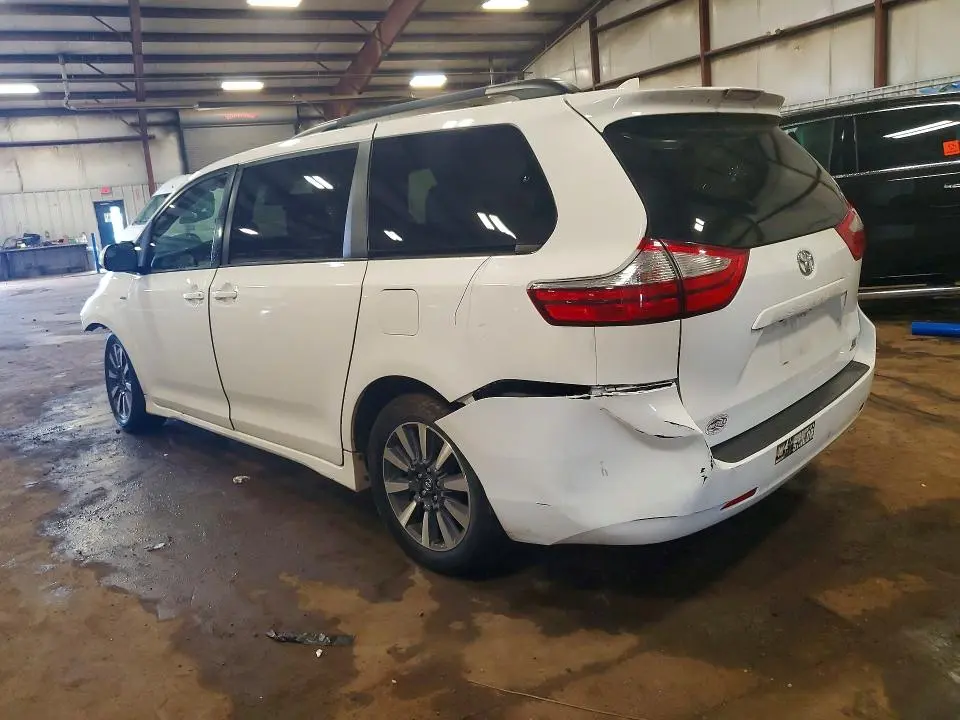 2019 TOYOTA SIENNA LE  