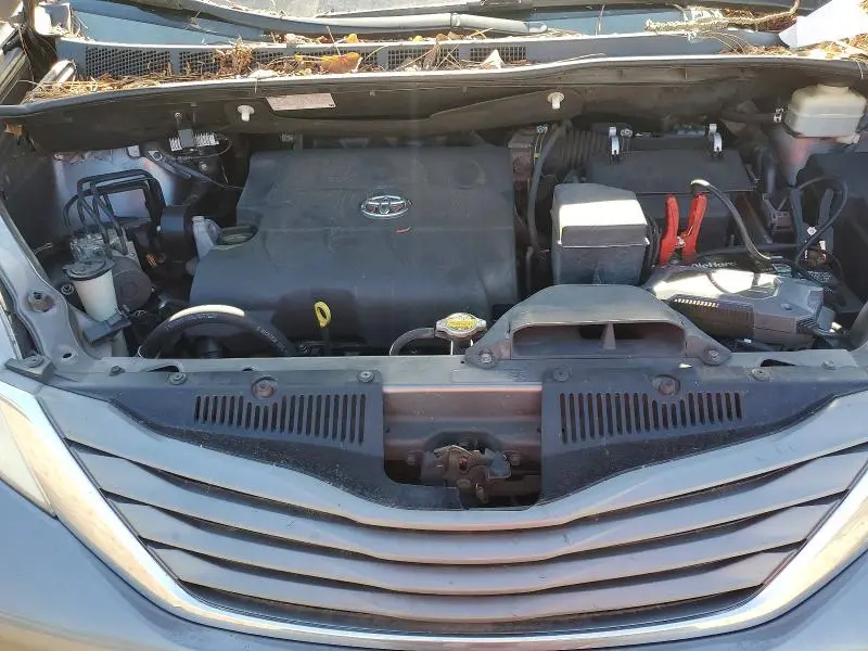 2014 TOYOTA SIENNA XLE 8-PASSENGER  