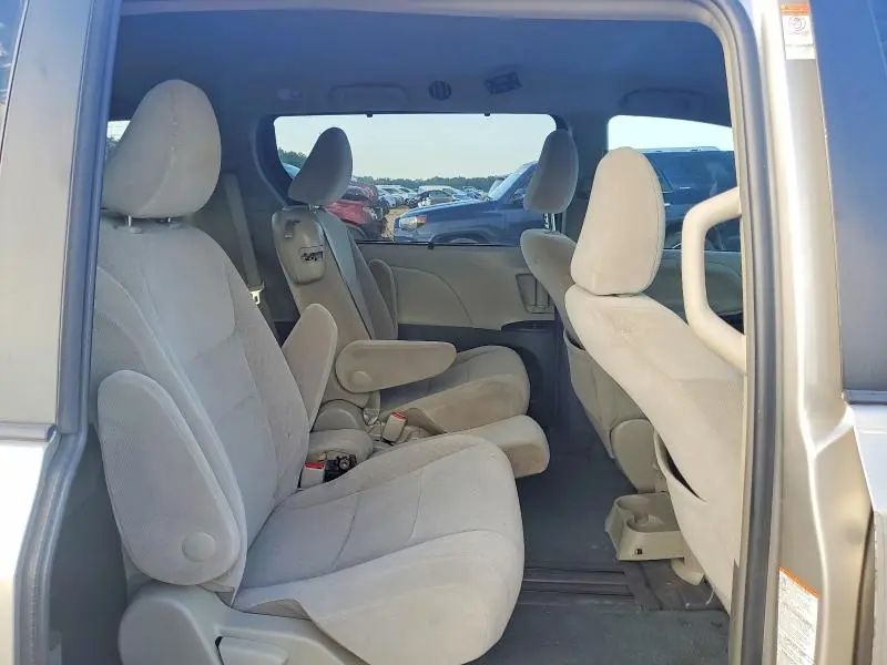 2017 TOYOTA SIENNA LE  