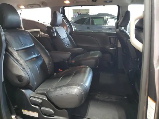 2017 TOYOTA SIENNA SE  