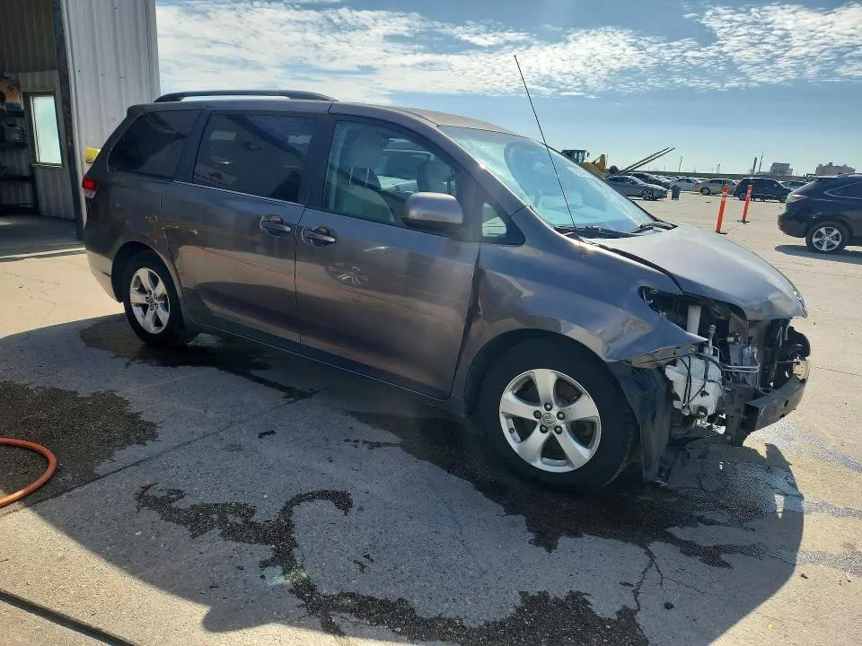 2014 TOYOTA SIENNA LE 8-PASSENGER  