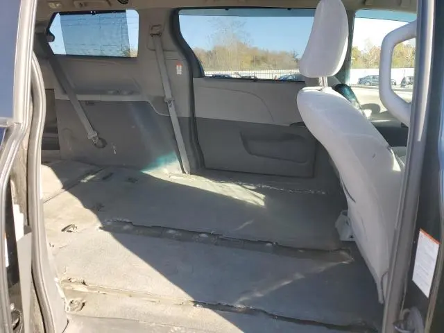 2017 TOYOTA SIENNA LE  